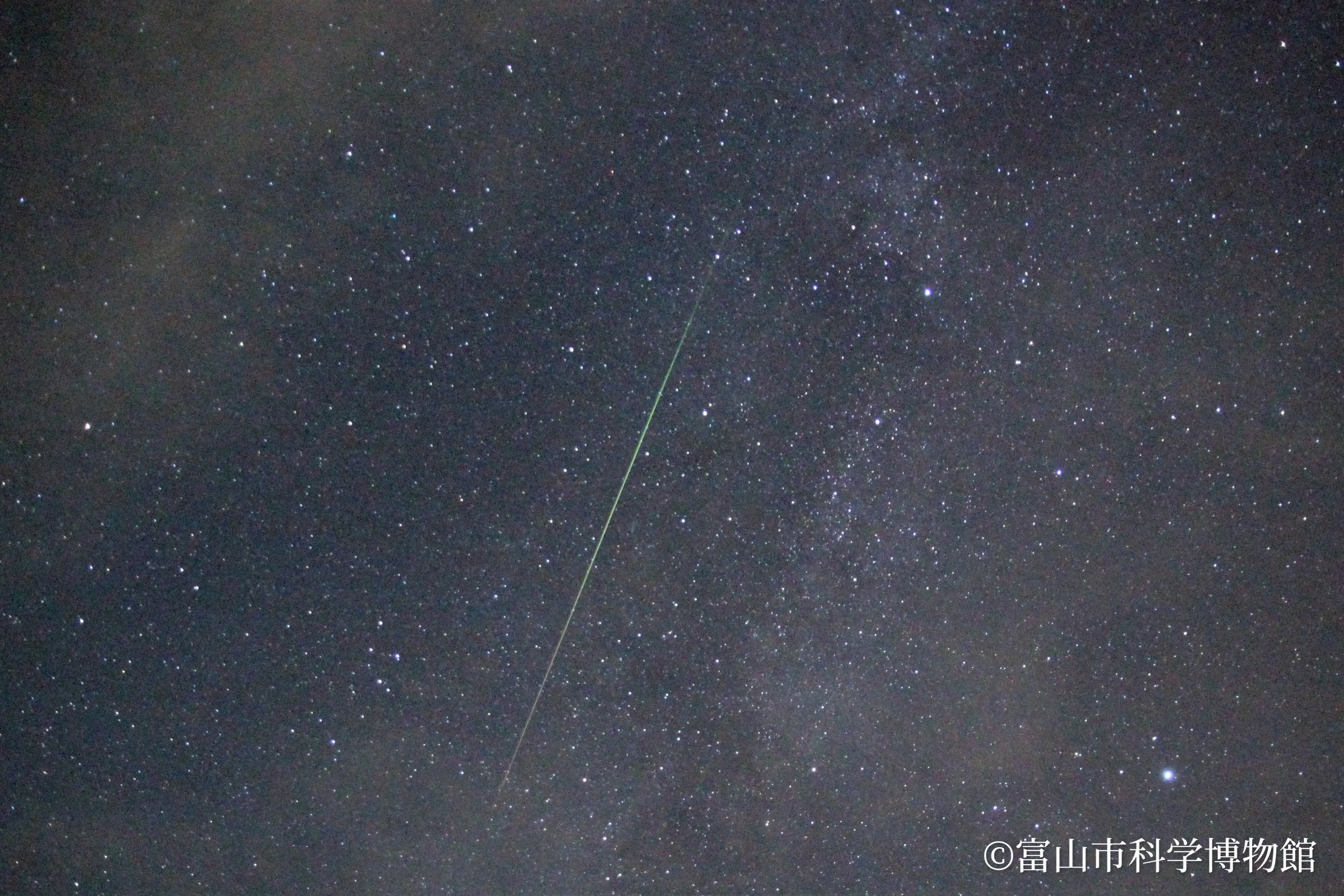 ペルセウス座流星群2025】8/13のピーク時には1時間に最大30の流れ星が